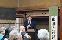 第20回國華清話会特別見学会　講演する田中潤氏