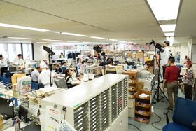 写真家・浅田政志さんによる表紙の撮影風景